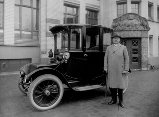 Emil Jagenberg mit seinem E-Auto vor dem Haupteingang