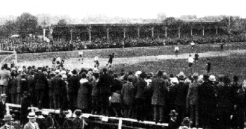 1921: 1. FC Nürnberg - Vorwärts Berlin 5:0 auf dem DSC-Platz (Foto: Scan aus "Fußball in Düsseldorf - Band 2" von Norbert Nussbaum)